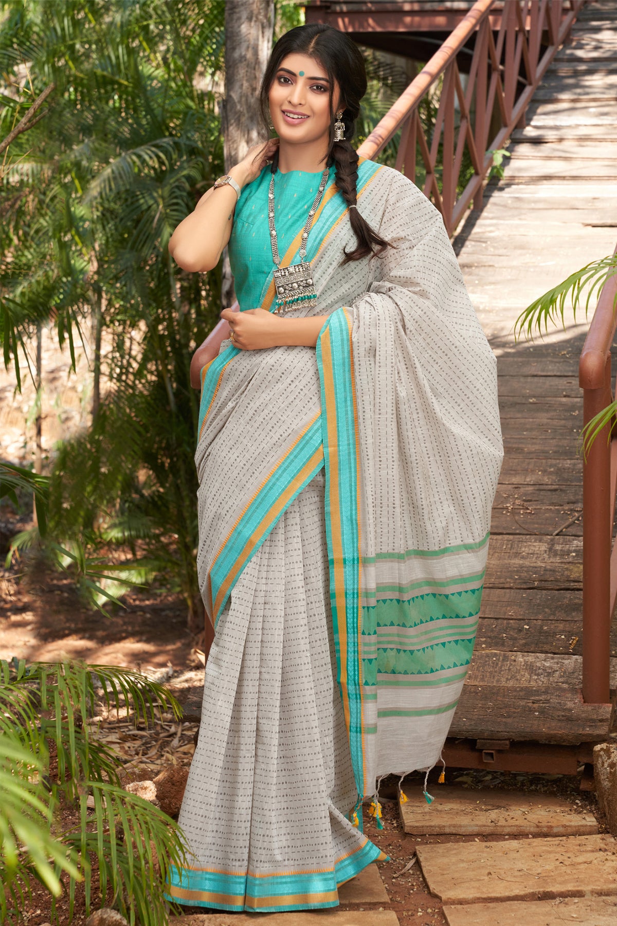 Kanchi cotton saree in dots and small lines print with texture