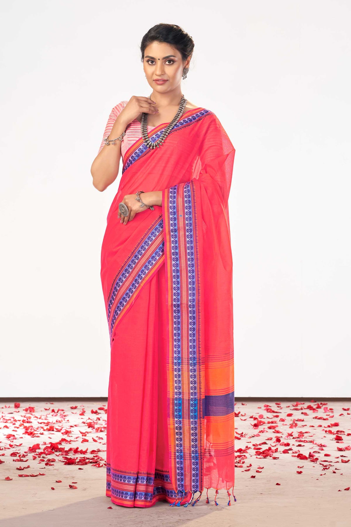 Chettinadu Cotton Saree In Ruby With Contrast Thread Border.